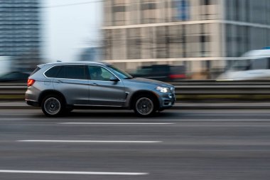 Ukrayna, Kyiv - 11 Mart 2021: Gümüş renkli BMW X5 arabası sokakta hareket ediyor. Yazı