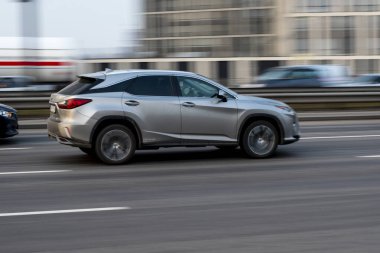 Ukrayna, Kyiv - 11 Mart 2021: Silver Lexus RX aracı yolda ilerliyor. Yazı