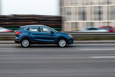 Ukrayna, Kyiv - 11 Mart 2021: Açık Mavi Nissan ROGUE Spor Araba sokakta hareket ediyor. Yazı