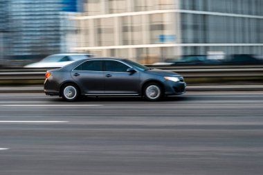 Ukrayna, Kyiv - 11 Mart 2021: Gümüş Toyota Matrix arabası sokakta hareket ediyor. Yazı