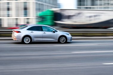 Ukrayna, Kyiv - 11 Mart 2021: Gümüş Toyota Corolla (Kuzey Amerika) arabası sokakta hareket ediyor. Yazı