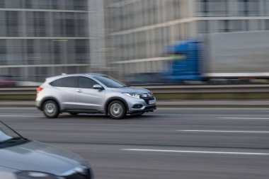 Ukrayna, Kyiv - 11 Mart 2021: Silver Honda Vezel arabası yolda ilerliyor. Yazı
