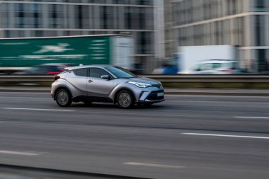 Ukrayna, Kyiv - 11 Mart 2021: Silver Toyota C-HR aracı yolda ilerliyor. Yazı