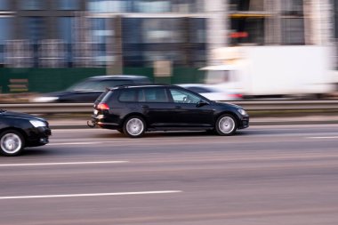 Ukrayna, Kyiv - 11 Mart 2021: Siyah Volkswagen Golf arabası sokakta hareket ediyor. Yazı