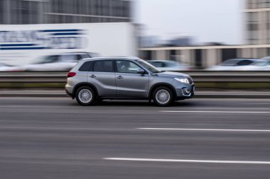Ukrayna, Kyiv - 11 Mart 2021: Gümüş Suzuki Vitara arabası sokakta hareket ediyor. Yazı