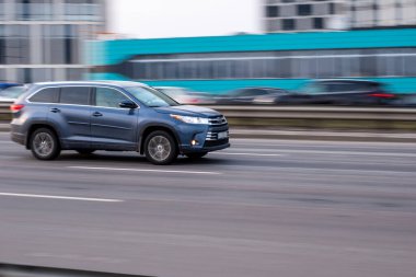 Ukrayna, Kyiv - 11 Mart 2021: Açık Mavi Toyota Highlander arabası yolda ilerliyor. Yazı