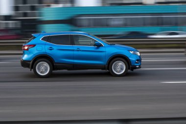 Ukrayna, Kyiv - 11 Mart 2021: Açık Mavi Nissan Qashqai arabası sokakta hareket ediyor. Yazı