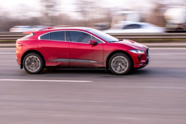 Ukrayna, Kyiv - 11 Mart 2021: Kırmızı Jaguar I-Pace arabası yolda ilerliyor. Yazı