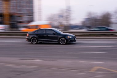 Ukrayna, Kyiv - 11 Mart 2021: Siyah Audi A3 aracı yolda ilerliyor. Yazı