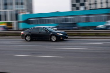 Ukrayna, Kyiv - 11 Mart 2021: Siyah Toyota Camry arabası sokakta hareket ediyor. Yazı