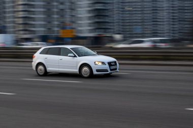 Ukrayna, Kyiv - 11 Mart 2021: Beyaz Audi A3 arabası yolda ilerliyor. Yazı