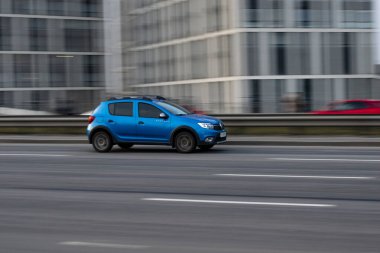 Ukrayna, Kyiv - 11 Mart 2021: Açık Mavi Dacia Sandero arabası sokakta hareket ediyor. Yazı