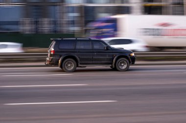 Ukrayna, Kyiv - 11 Mart 2021: Siyah Mitsubishi Pajero spor arabası sokakta hareket ediyor. Yazı