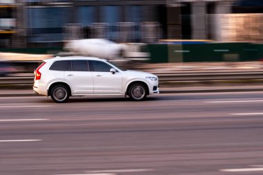 Ukrayna, Kyiv - 11 Mart 2021: Beyaz Volvo XC90 aracı sokakta hareket ediyor. Yazı