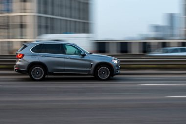 Ukrayna, Kyiv - 11 Mart 2021: Gümüş renkli BMW X5 arabası sokakta hareket ediyor. Yazı
