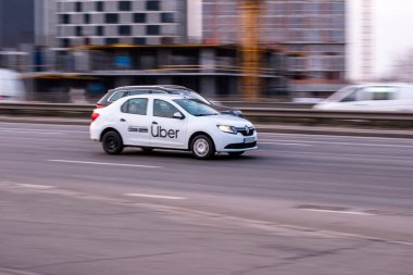 Ukrayna, Kyiv - 11 Mart 2021: Beyaz Renault Logan arabası yolda ilerliyor. Yazı