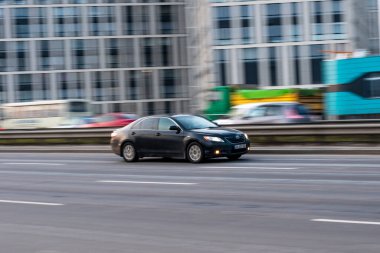 Ukrayna, Kyiv - 11 Mart 2021: Siyah Toyota Camry arabası sokakta hareket ediyor. Yazı