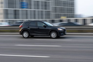 Ukrayna, Kyiv - 11 Mart 2021: Siyah MAZDA CX-5 aracı sokakta hareket ediyor. Yazı