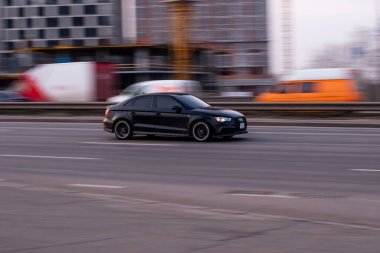 Ukrayna, Kyiv - 11 Mart 2021: Siyah Audi A3 aracı yolda ilerliyor. Yazı