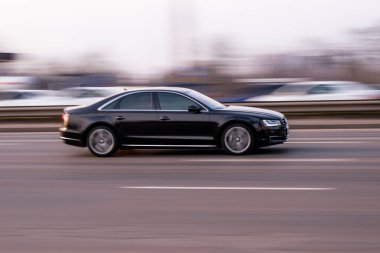 Ukrayna, Kyiv - 11 Mart 2021: Siyah Audi A8 aracı yolda ilerliyor. Yazı
