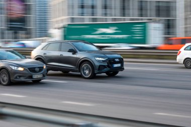 Ukrayna, Kyiv - 11 Mart 2021: Gri Audi Q8 aracı yolda ilerliyor. Yazı