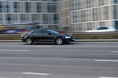 Ukrayna, Kyiv - 11 Mart 2021: Siyah Audi A8 aracı yolda ilerliyor. Yazı