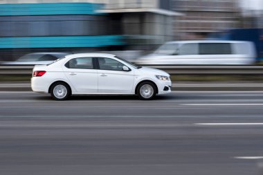 Ukrayna, Kyiv - 11 Mart 2021: Beyaz Honda Stream arabası yolda ilerliyor. Yazı
