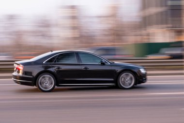 Ukrayna, Kyiv - 11 Mart 2021: Siyah Audi A8 aracı yolda ilerliyor. Yazı