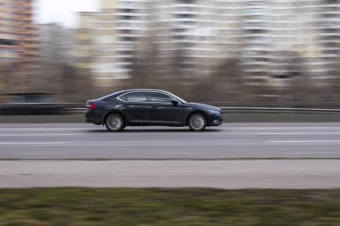 Ukrayna, Kyiv - 18 Mart 2021: Siyah Skoda Superb arabası sokakta hareket ediyor. 