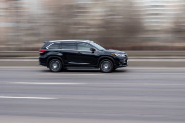 Ukrayna, Kyiv - 18 Mart 2021: Siyah Toyota Highlander arabası yolda ilerliyor. 