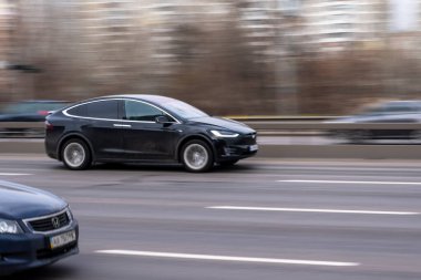Ukrayna, Kyiv - 18 Mart 2021: Siyah TESLA Model X aracı yolda ilerliyor.  
