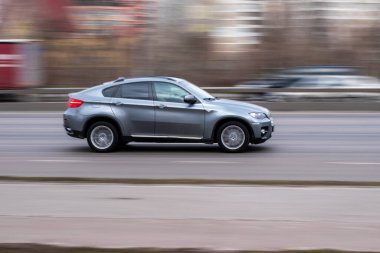 Ukrayna, Kyiv - 18 Mart 2021: Gri BMW X6 arabası sokakta hareket ediyor. 