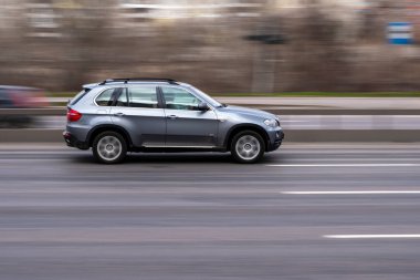 Ukrayna, Kyiv - 18 Mart 2021: Gri BMW X5 arabası sokakta hareket ediyor. 