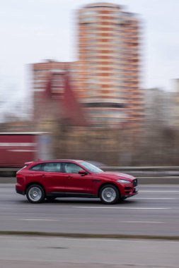 Ukrayna, Kyiv - 18 Mart 2021: Kırmızı Jaguar F-Pace aracı yolda ilerliyor. 