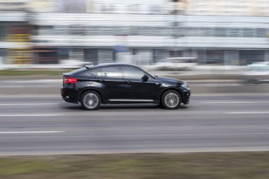 Ukrayna, Kyiv - 18 Mart 2021: Siyah BMW X6 aracı sokakta hareket ediyor.  