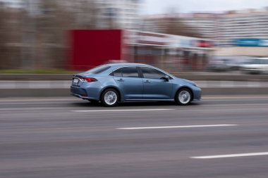 Ukrayna, Kyiv - 18 Mart 2021: Açık Mavi Toyota Corolla arabası yolda ilerliyor. 