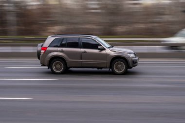 Ukrayna, Kyiv - 18 Mart 2021: Gümüş Suzuki Grand Vitara arabası yolda ilerliyor. 