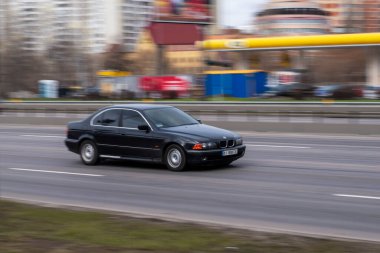 Ukrayna, Kyiv - 18 Mart 2021: Siyah BMW 5 Serisi araba yolda ilerliyor.  