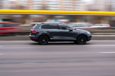 Ukrayna, Kyiv - 18 Mart 2021: Gri Volkswagen Touareg arabası sokakta hareket ediyor. 