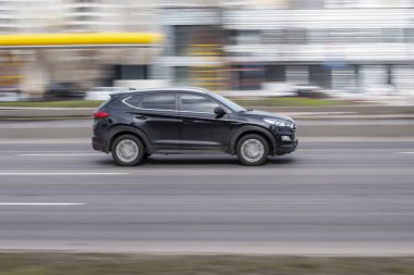 Ukrayna, Kyiv - 18 Mart 2021: Siyah Hyundai Tucson arabası yolda ilerliyor.  