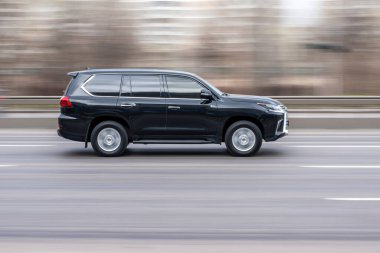 Ukrayna, Kyiv - 18 Mart 2021: Siyah Lexus LX aracı yolda ilerliyor. 