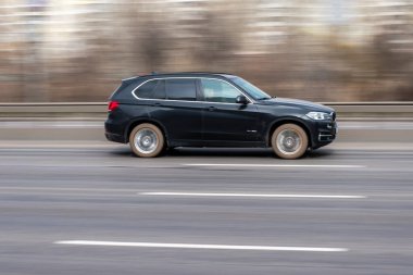 Ukrayna, Kyiv - 18 Mart 2021: Siyah BMW X5 aracı sokakta hareket ediyor.  