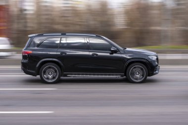 Ukrayna, Kyiv - 18 Mart 2021: Siyah Mercedes-Benz GLE Coupe AMG arabası. 