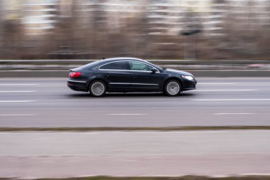 Ukrayna, Kyiv - 18 Mart 2021: Siyah Buick Enclave arabası yolda ilerliyor. 