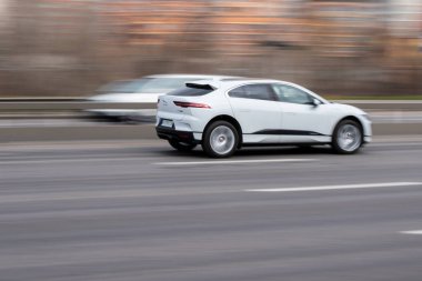 Ukrayna, Kyiv - 18 Mart 2021: Beyaz Jaguar I-Pace aracı yolda ilerliyor.  