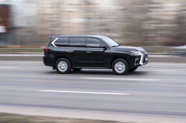 Ukrayna, Kyiv - 18 Mart 2021: Siyah Lexus LX aracı yolda ilerliyor. 