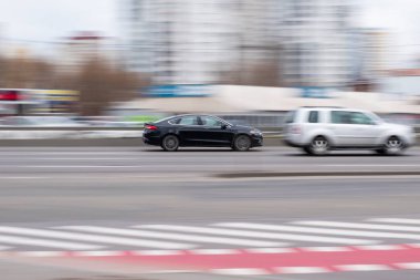 Ukrayna, Kyiv - 18 Mart 2021: Siyah Ford Füzyon aracı yolda ilerliyor. 