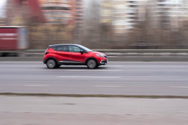 Ukrayna, Kyiv - 18 Mart 2021: Kırmızı Renault CAPTUR aracı yolda ilerliyor. 