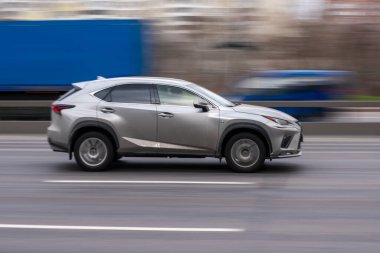 Ukrayna, Kyiv - 18 Mart 2021: Beyaz Lexus NX arabası yolda ilerliyor. 