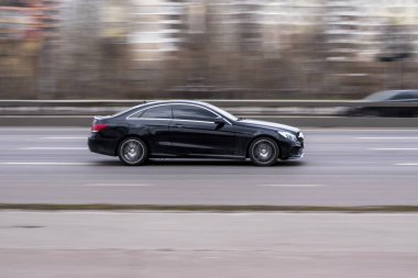 Ukrayna, Kyiv - 18 Mart 2021: Siyah Mercedes-Benz CLS-klasse arabası yolda ilerliyor.  